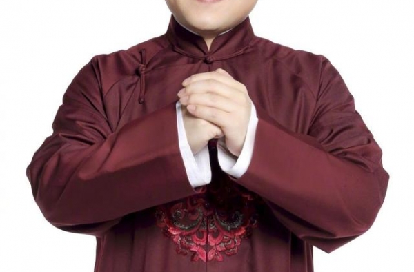 岳云鹏：被妻子吐槽蹭自己热度的他，带妻子一起蹭徒弟刘筱亭热度