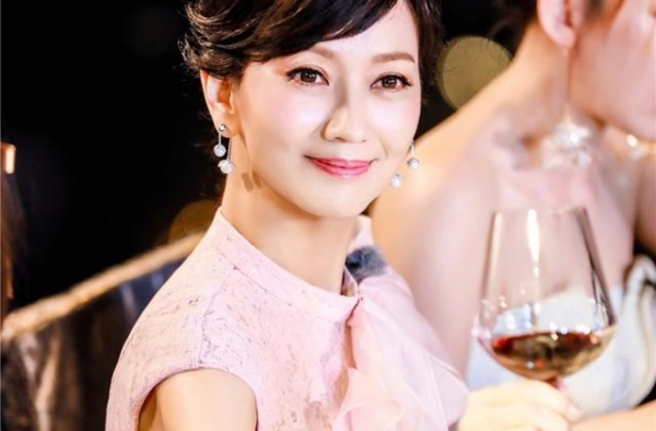 45岁金巧巧想开了？穿小背心走机场，丰盈身材就像少女似的
