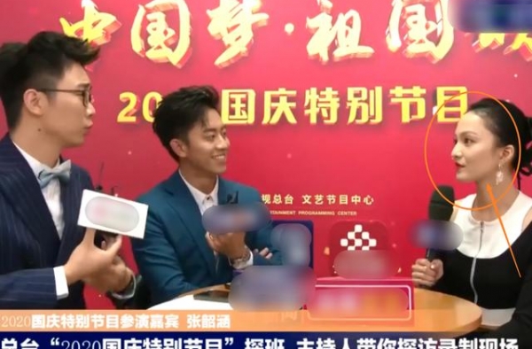 张韶涵参加央视节目，在无精修采访镜头中，38岁脸部状态很真实