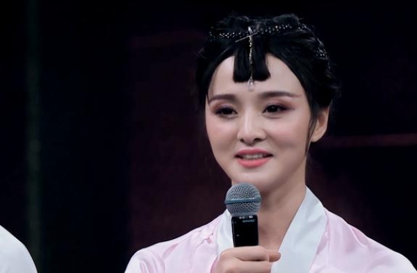 《街舞》骆文博凭颜值走红，生活照撞脸明星，被粉丝称为高仿杨幂