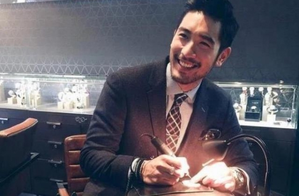 高以翔36岁冥诞，粉丝齐聚花坛旁悼念，一封封祝福书信惹人泪目