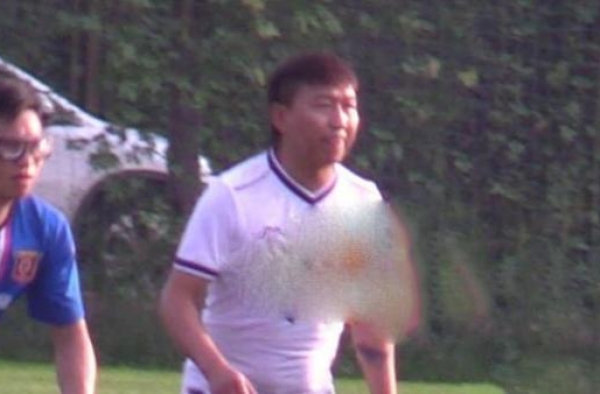 陈羽凡现身踢球，女友全程陪伴，露出正脸之后，这不是白百何吗？