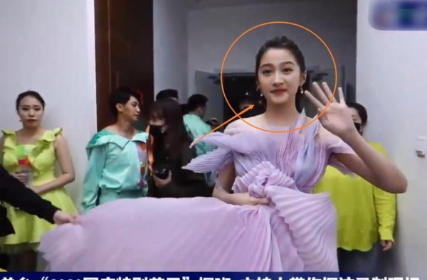 都说关晓彤看上去很壮，当她出现央视无精修镜头里，身材认真的？