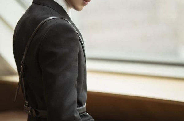 许魏洲身着黑色西装，骑士风西装绅士帅气