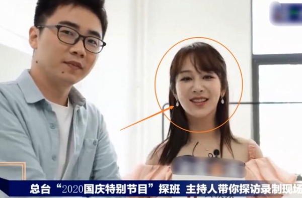 央视镜头下，杨紫本人比精修更自然漂亮，穿抹胸粉裙很瘦啊