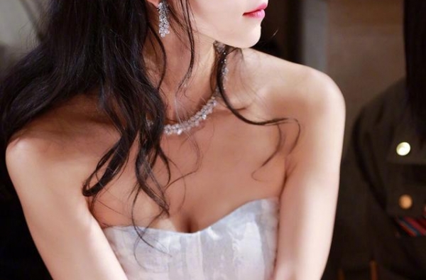 冷艳妖娆的女神韩雪晒出冰清玉洁生活照气质非常棒