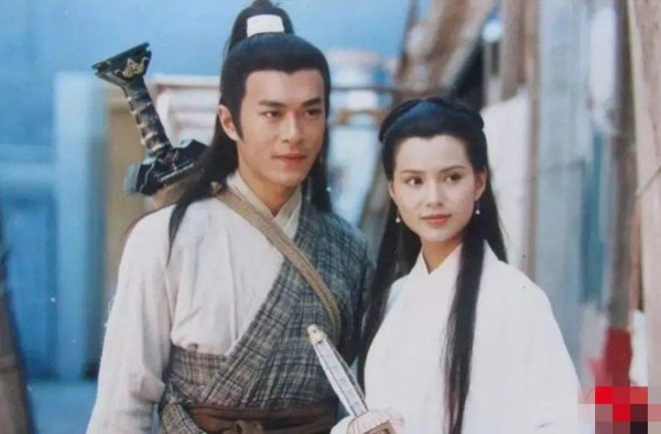 54岁李若彤走T台，秀蚂蚁腰大长腿，神仙姐姐果真与凡人不同