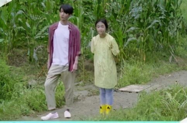 徐峥女儿首秀杀青，导演爸爸送上鲜花，网友：徐峥的基因太强大
