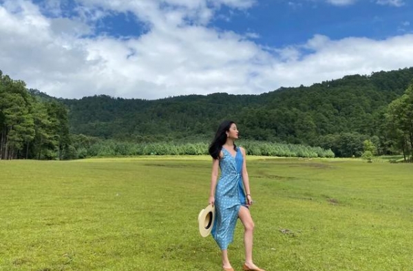 杨采钰脱胎换骨不再“土味”，穿蓝色裙装大秀法式优雅，气质逼人