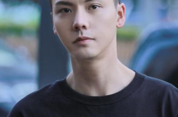 陈伟霆回应粉丝要签名，星光背后，他曾因黄晓明一句话遭全网黑