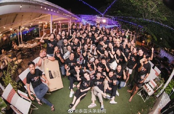 泰剧《与爱同居2》剧组举办杀青宴上热搜