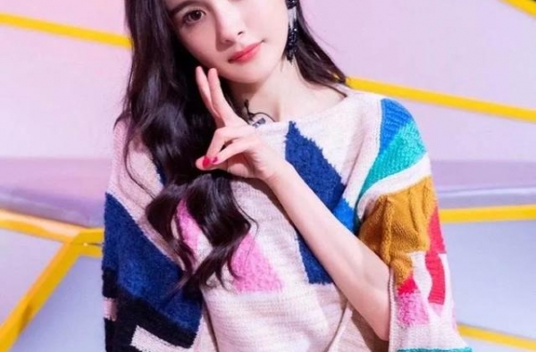 杨幂美出新高度，彩虹色毛衣搭配半裙，竟然比模特还出众