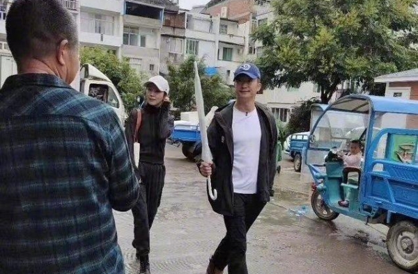 幸福三重奏开播，吴京谢楠买菜演动作片，何猷君夫妇潮流范仍十足