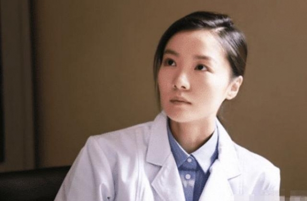 张一山拍戏太投入，跟34岁的女演员拍吻戏，伸出舌头引争议
