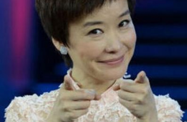 父亲是央视台长，母亲是著名播音员，她继承父母衣钵却为人低调