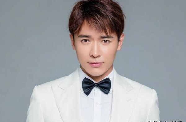高云翔罕见发文，自称人生就是一场没有彩排的戏，要进入下一站