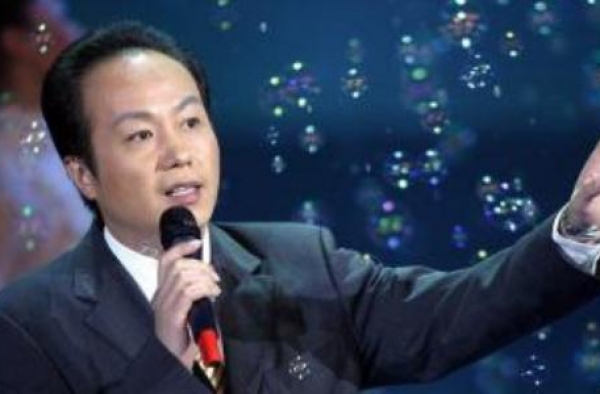 著名央视主持逝世，王宁哭了20分钟报道，妻儿丧偶8年，嫁富商
