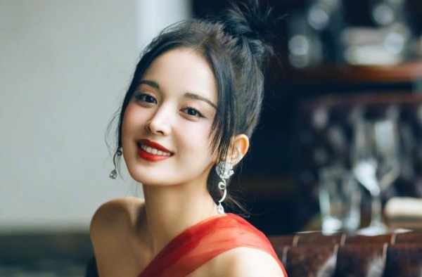 《大唐明月》定妆照来袭，古力娜扎美貌惊人，但是被女二吊打？