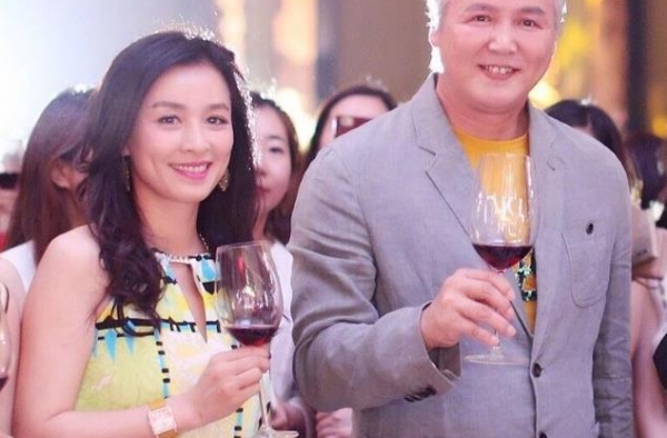 亿万富婆张庭买下黄埔江边整栋楼，林瑞阳拄拐杖指挥装修