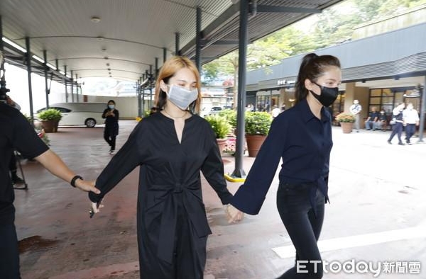 杨丞琳许玮宁泪送小鬼进火化场　亲友哭喊：火来了赶快走