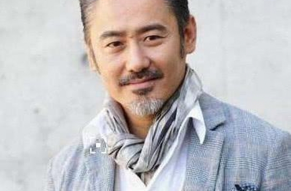 16岁学表演，34岁才拍第一部戏，42岁爆红，他的人生如戏