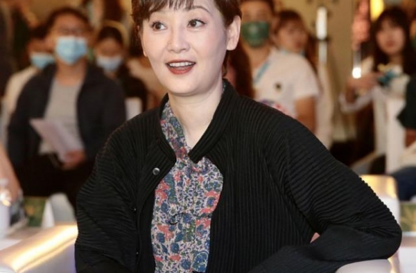 徐帆公开出席活动，穿碎花裙肤白貌美，这状态哪儿像53岁
