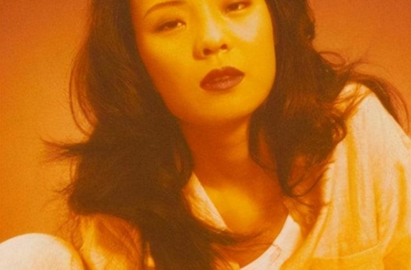 1999年，谢津洗完人生最后一澡，从23楼一跃而下年仅28岁