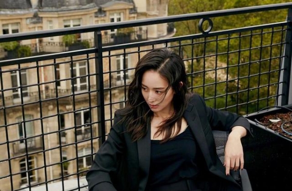 张钧甯亮相巴黎时装周，黑色“西装杀”简直绝了，轻松诠释高级美