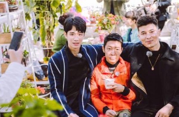 央视知名男主持，因为一张照片上热搜！评论区瞬间笑疯