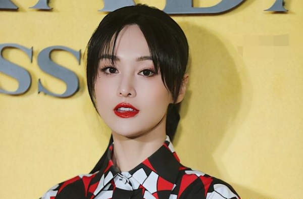 自信的女人才美，郑爽越发自信，出席活动容光焕发