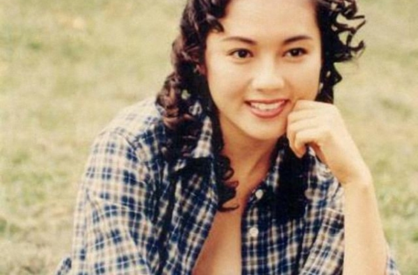 “蜜桃女孩”李丽珍53岁了，穿红色上衣阔腿裤，轻松凹出1米2