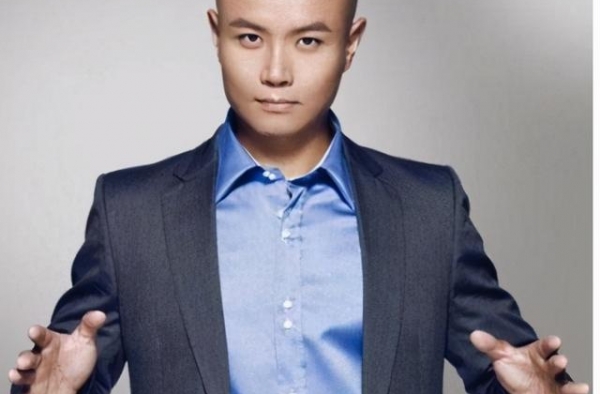 他曾在主持界风靡一时，却因言行不当，最后跌落神坛