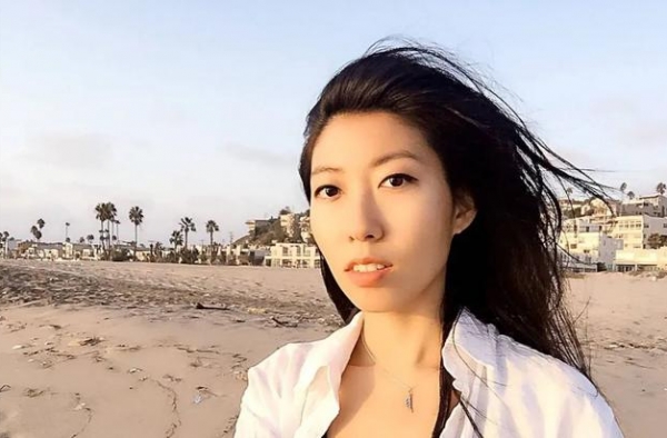 曲婉婷的“英雄”妈：贪污超3亿被捕，伪孝女儿国外潇洒邂逅爱情