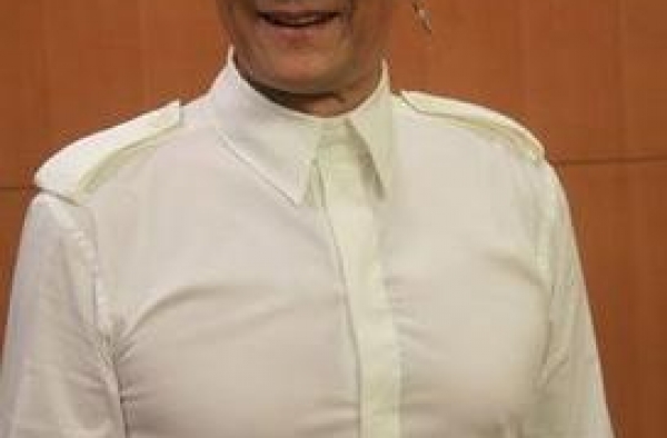 她是向华强恩师，谢贤发妻，离婚后称若有来世、还嫁谢贤