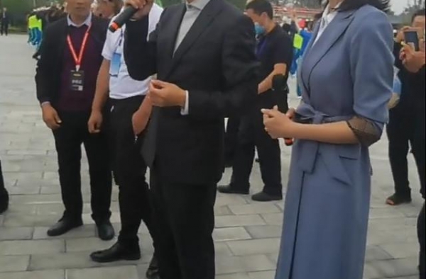 45岁周炜彩排秒变脸，把女搭档抛身后不理睬，幕后形象大不同？