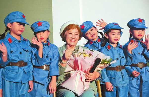老艺术家祝希娟新照曝光，追忆《红色娘子军》，畅谈陈强、王心刚