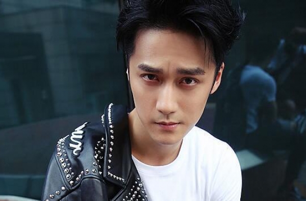 蒋劲夫白面书生变家暴男，如今机场大秀身材