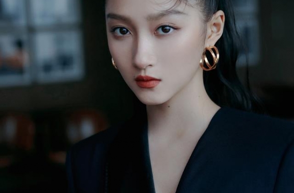 关晓彤早就该秀腿啦！一袭西装裙藏不住大长腿，扎高马尾变酷女孩
