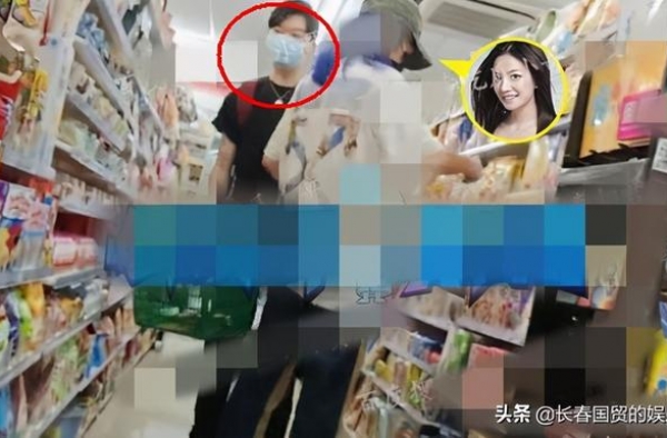 懒理新恋情传闻，赵薇晒九宫格美照，面带微笑心情好