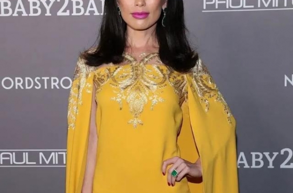 邓文迪逆龄回春，穿淡黄长裙化浓妆，同框外国美女气质丝毫不输