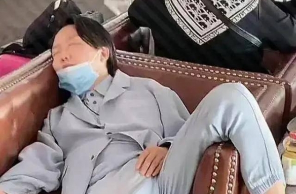 李玉刚被拍不雅睡姿，曾在戛纳为国争光的他，为什么要被如此对待