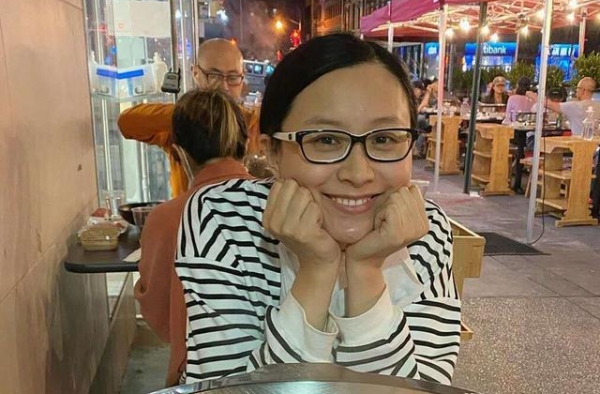 二婚嫁洋老公放飞自我？38岁陈法拉素颜出镜，吃香蕉被嘲像猴子