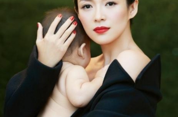 章子怡女儿堪称“整容式”长大，醒醒小土娃变美妞，妈妈基因强大
