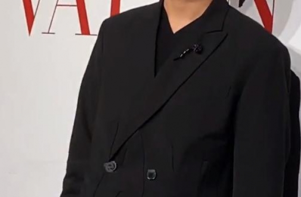 明星错位图，张艺兴留小辫子，看到李易峰：西装搭配高跟鞋？