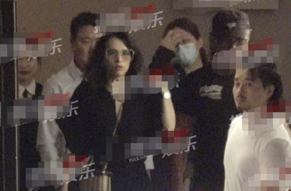 刘强东送章泽天进娱乐圈？与于冬章子怡聚会，亲密挽手破离婚