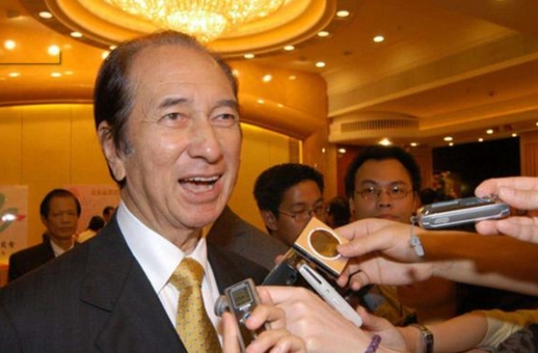 她相貌平平，两月俘获赌王心，让梁安琪嫉妒，后拿过亿财产嫁初恋