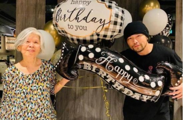 谁说女人63岁不能潮，周杰伦妈妈穿白色印花连衣裙，优雅又气质