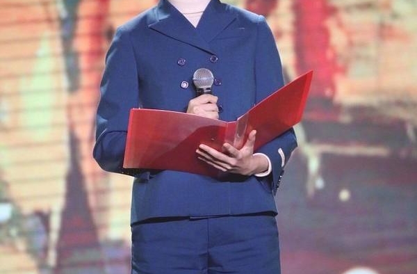 倪妮真百变，神仙落泪优雅唯美，最新大片无眉造型又变得大胆前卫