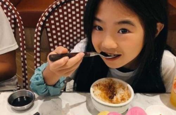 曹格晒10岁女儿生日照，曾被吐槽长得丑，现五官精致美到认不出