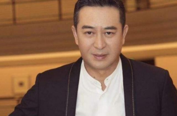 张嘉译带他拍11部戏，只为捧红他，今“张嘉译表弟”标签被撕